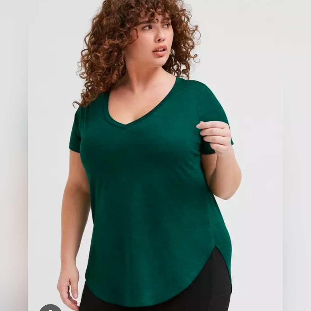 💚Torrid Deep Green V-Neck Short Sleeve Active Tee